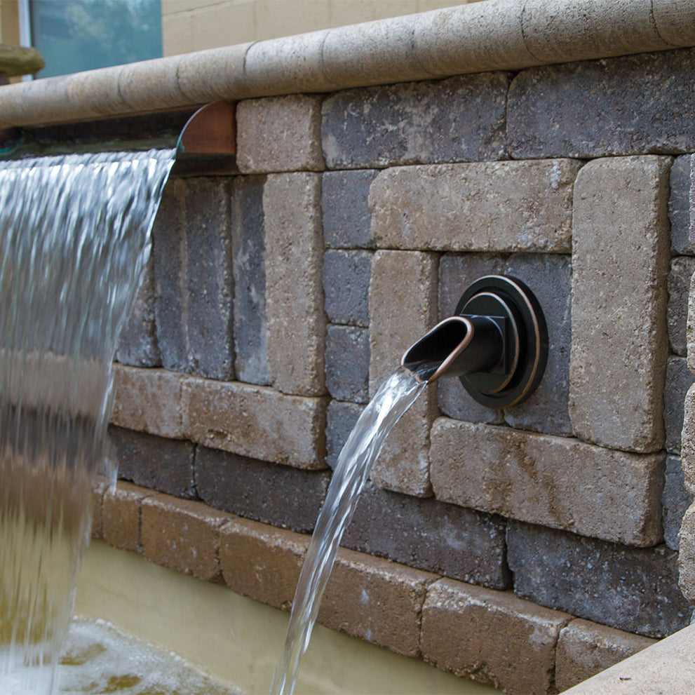 oase-waterspuwer-in-de-muur-brons-rond-waterval