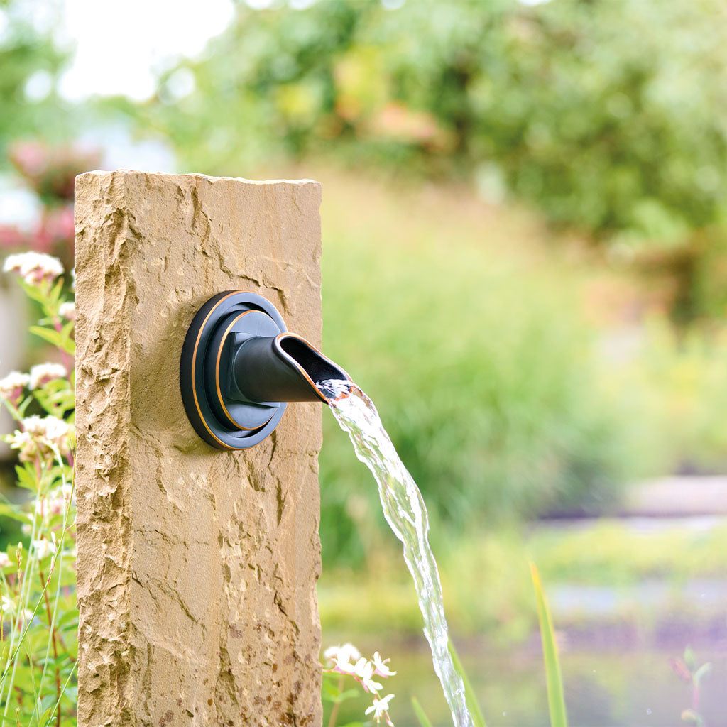 oase-waterspuwer-in-de-muur-brons-pilaar